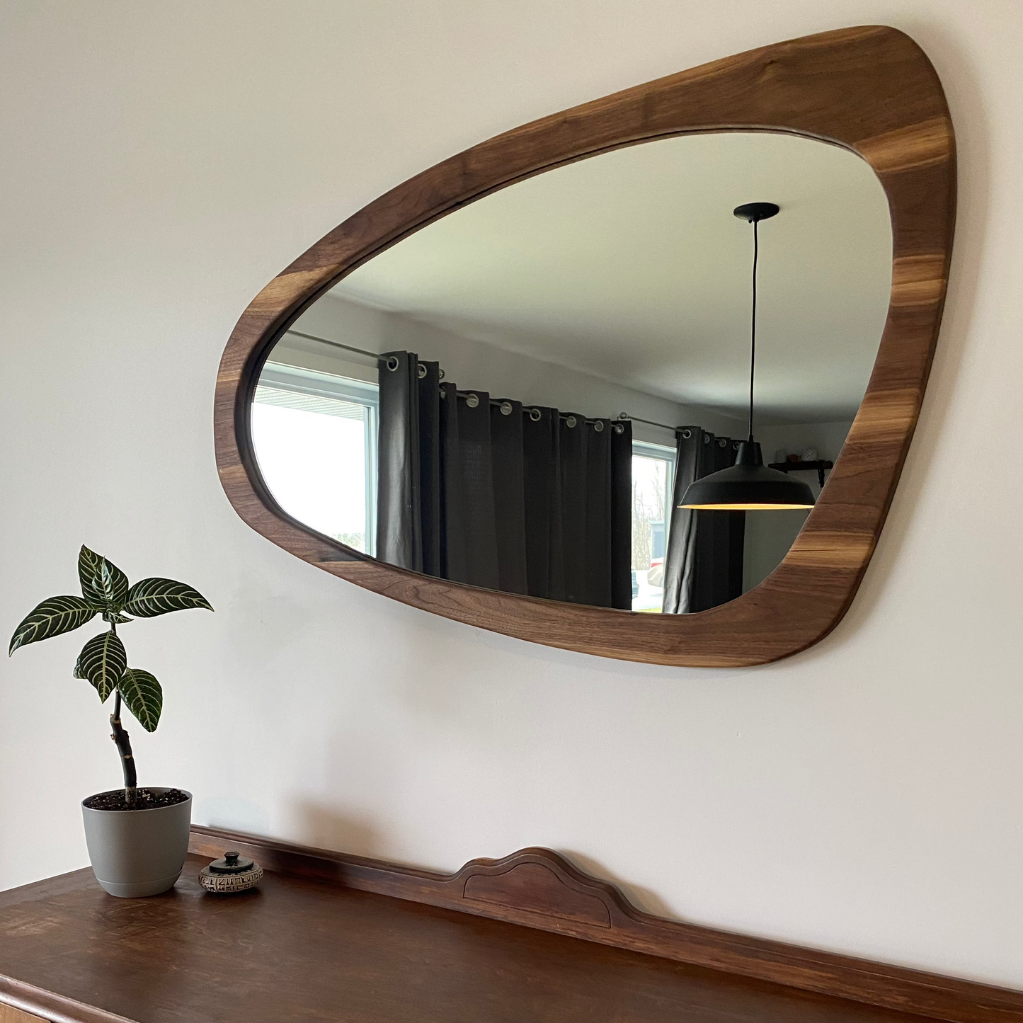 Miroir asymétrique en noyer noir