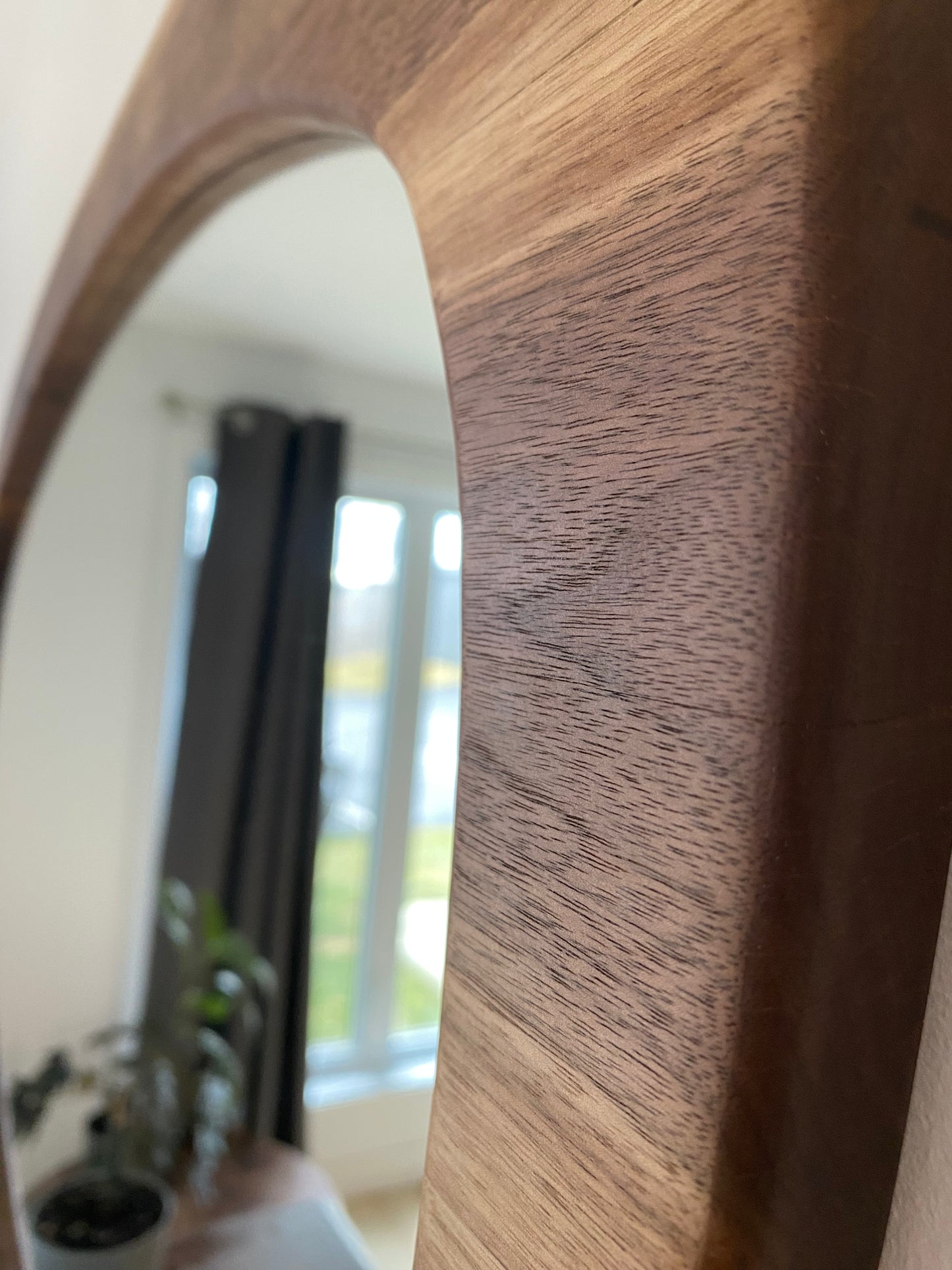 Miroir asymétrique en noyer noir