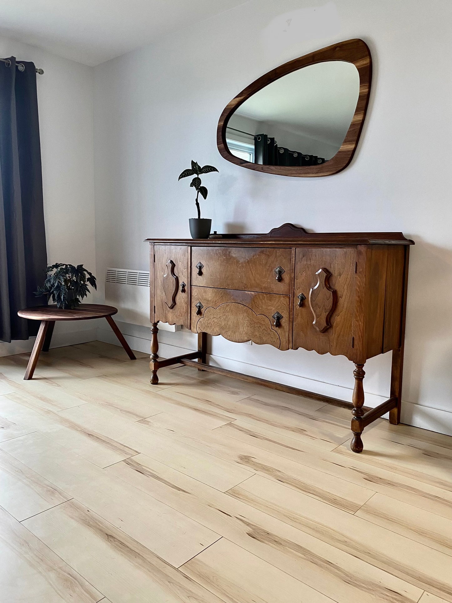 Miroir asymétrique en noyer noir