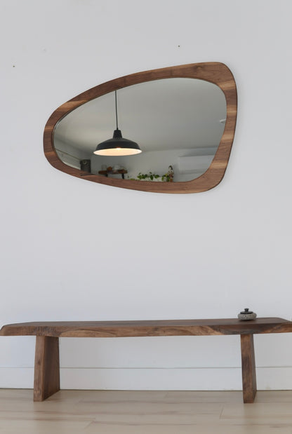 Miroir asymétrique en noyer noir